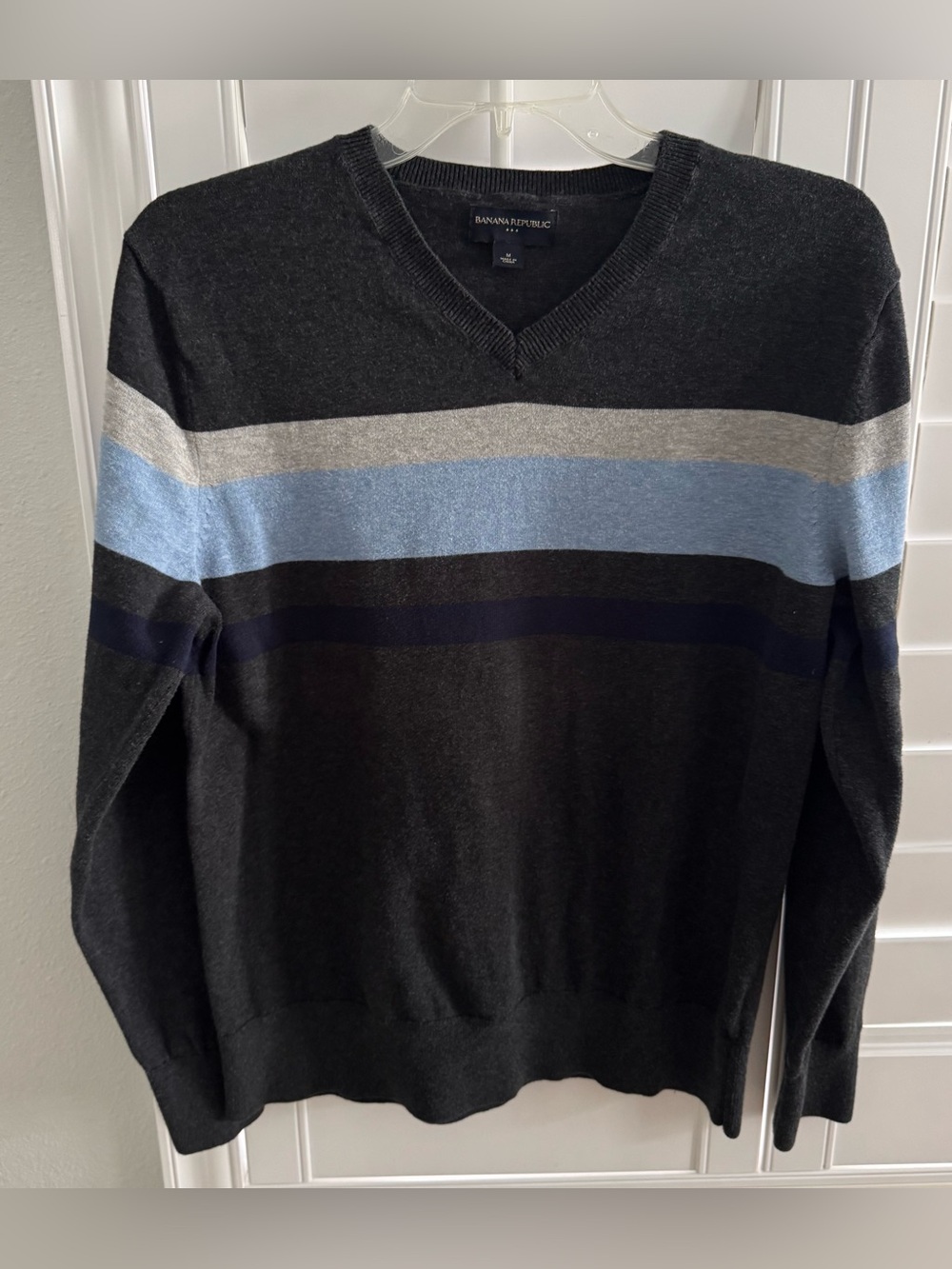Banana Republic men’s Medium charcoal gray long sleeve stripe v neck sweater
